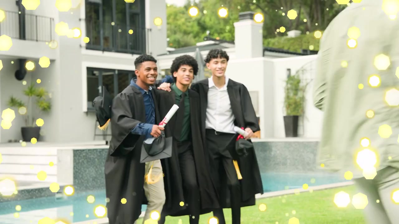 三名毕业生走出露台，挽着手臂穿过泳池走向草坪，漂浮的灯光点缀其间，庆祝毕业。