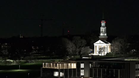 Ein-öffentlicher-Bus-Fährt-An-Einem-Historischen-Gebäude-Vorbei,-Das-Eine-Schule,-Ein-Hörsaal-Oder-Eine-Bibliothek-Sein-Kann