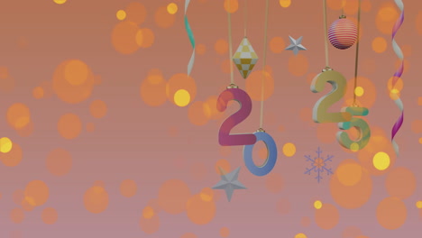 animación del texto de 2025 y decoraciones sobre manchas en fondo naranja.