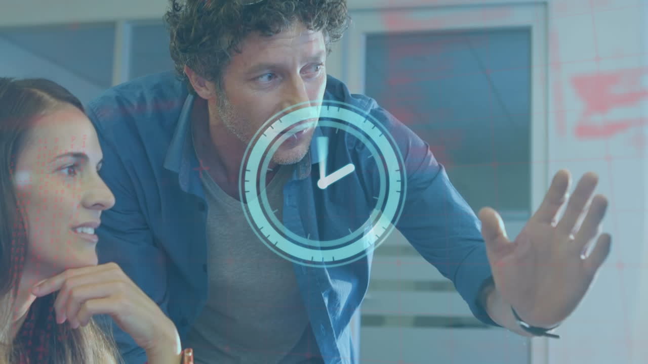 animación del reloj y el procesamiento de datos sobre diversas personas de negocios
