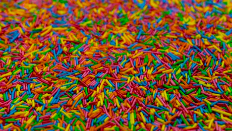 la cámara se mueve diagonalmente a través de un montón de hebras de azúcar de colores.