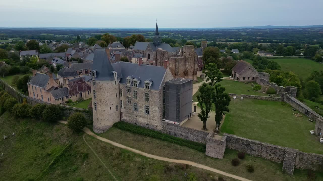 Mouvement aérien panoramique autour du château médiéval de Sainte-Suzanne et de son belvédère, Mayenne, France.