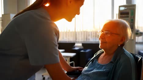 enfermera que cuida a un paciente de edad avanzada