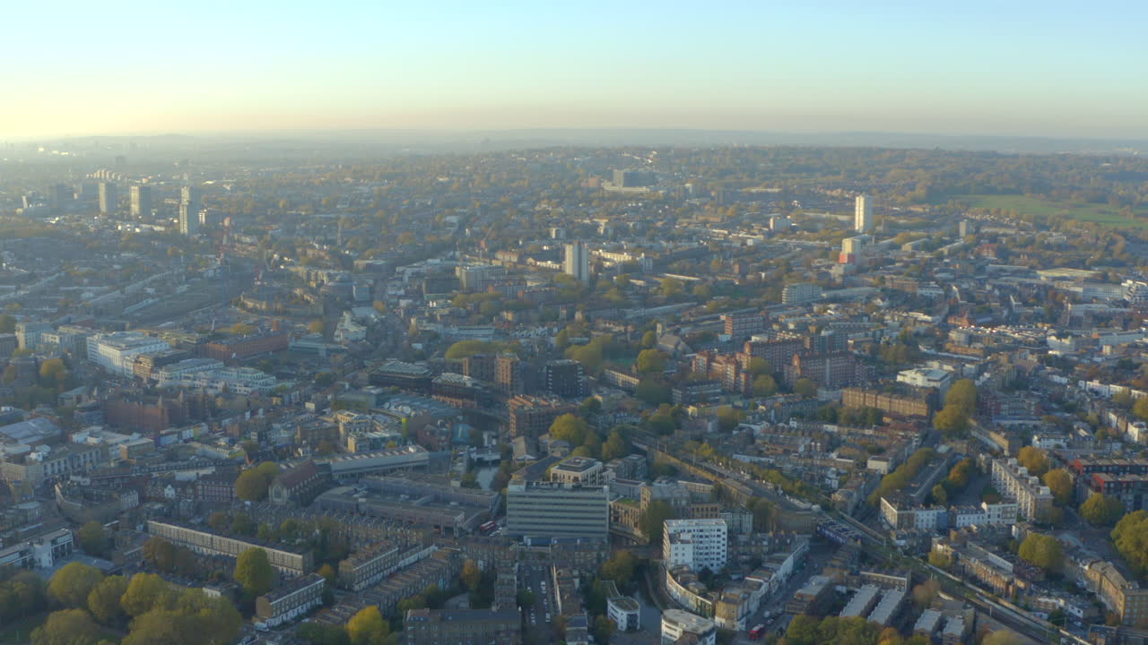 캠든 타운 런던과 운하를 향한 공중 촬영