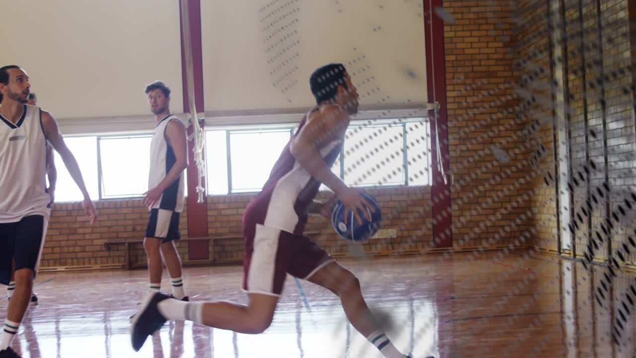 Giocatore in maglia bordeaux che ottiene il pallone sotto pressione, palleggiando, penetrando e schiacciando per segnare in palestra.