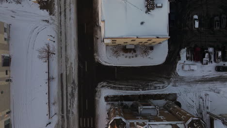 Snowy-day-aerial-view-of-the-Historic-Washington-County-Courthouse-in-Fayetteville,-AR,-with-surrounding-streets