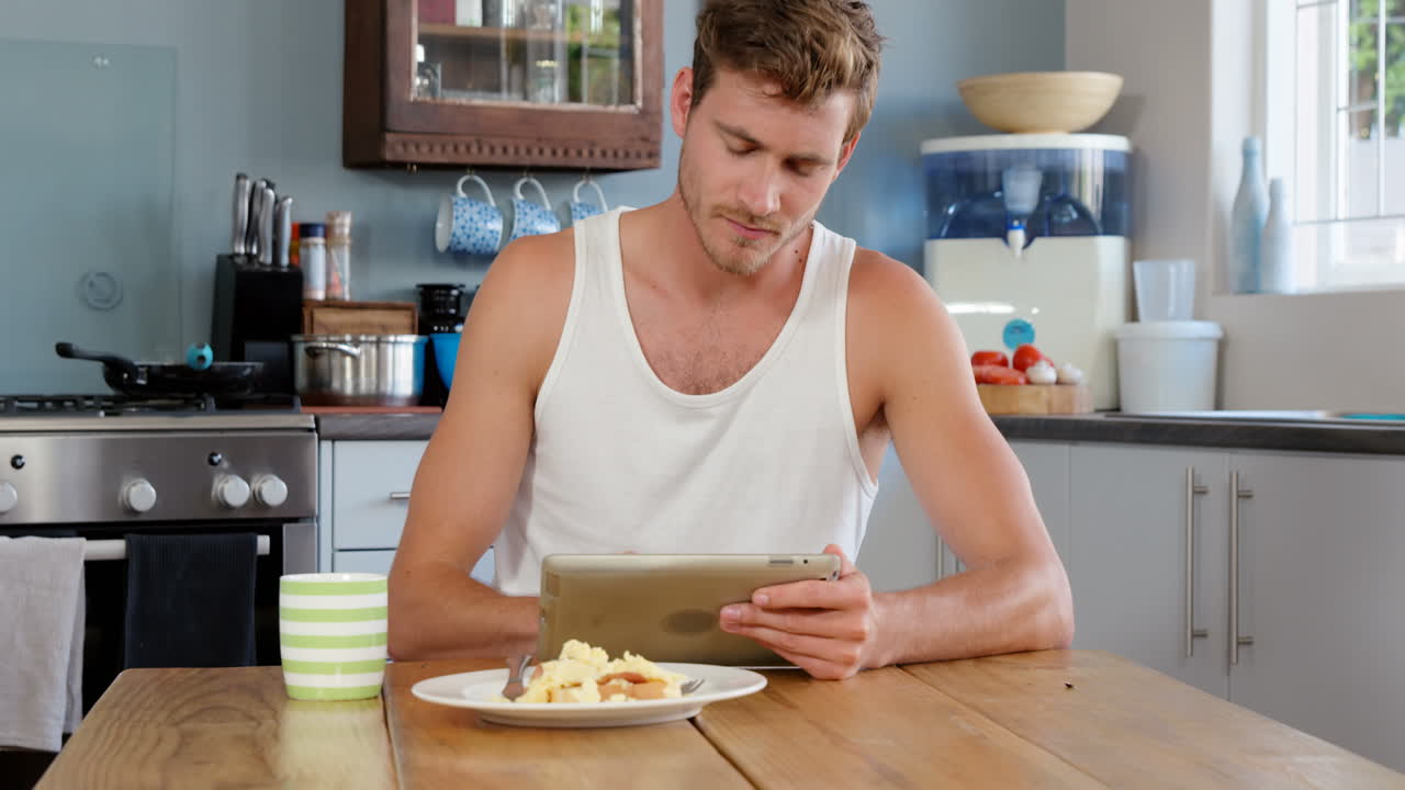 부에서 태블릿을 사용하는 남자