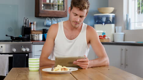 Mann-Mit-Tablet-In-Der-Küche