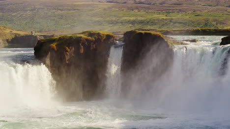 dolly panorámico lento en el clip de las famosas cascadas de godafoss en islandia