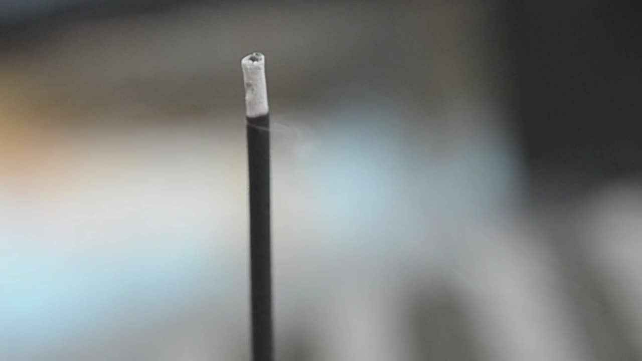 incienso quemado con humo