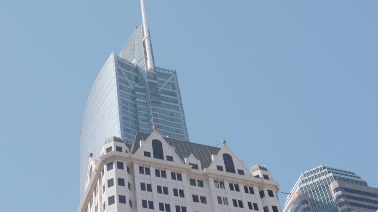 Vista da rua olhando para cima em direção aos edifícios no centro de Los Angeles