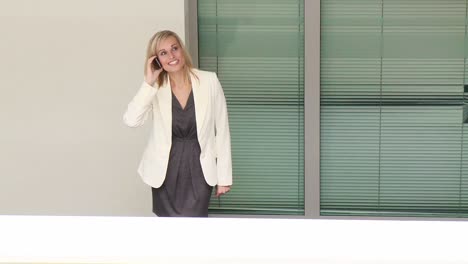 joven mujer de negocios hablando por teléfono en el lugar de trabajo