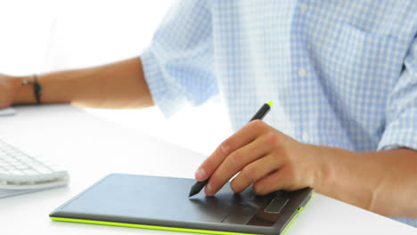 hombre de negocios enfocado trabajando en una computadora y una tableta