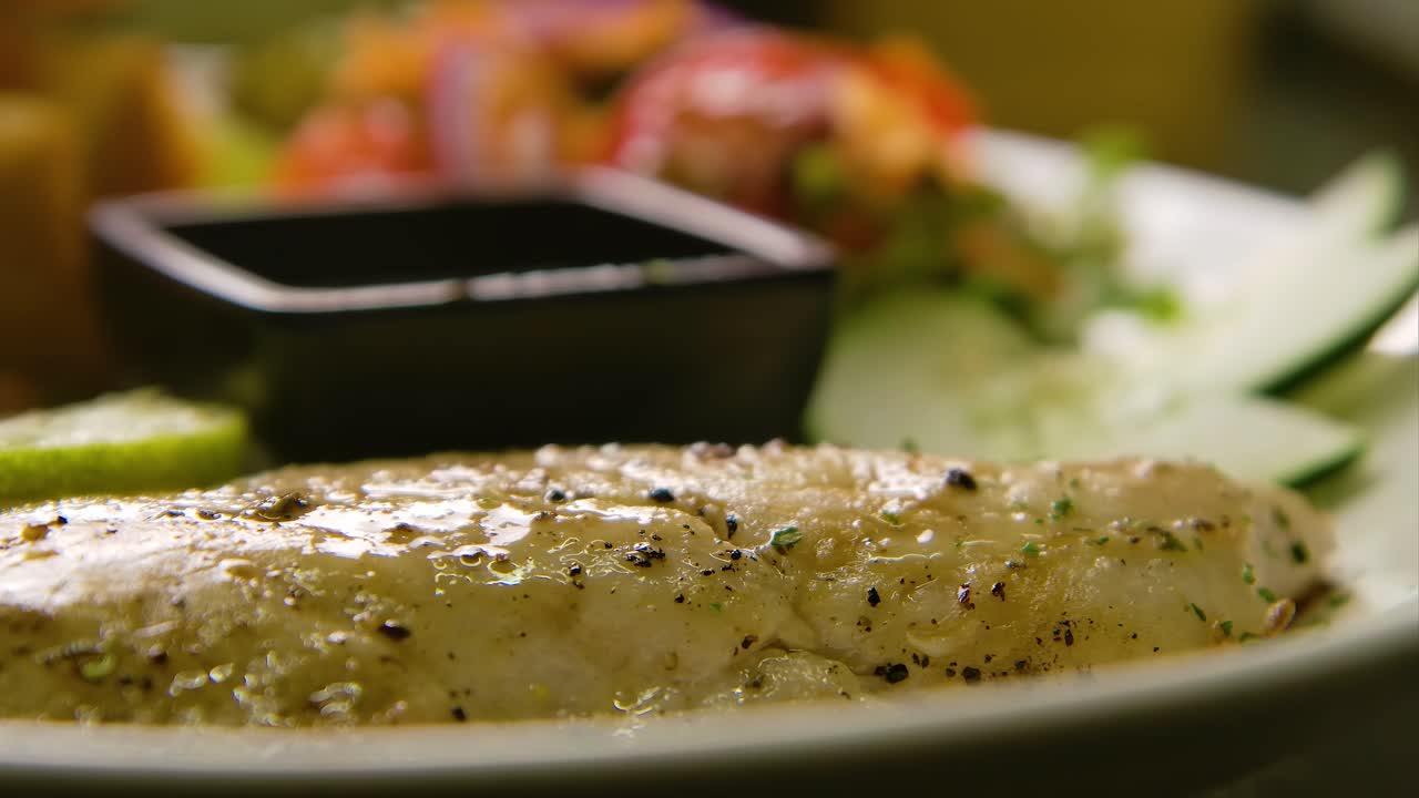 órbita lenta y enfoque rack de plato con patatas fritas polenta, ensalada y filete de pargo rojo