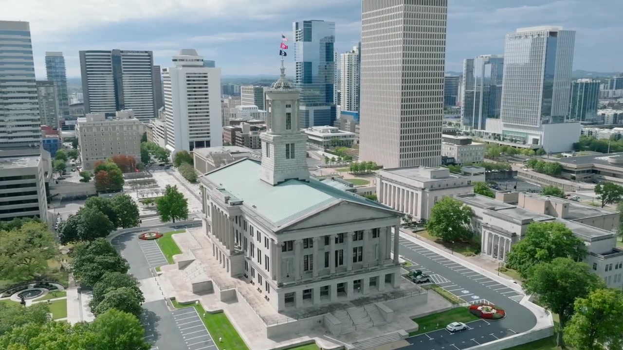 Ghi lại hình ảnh Tòa nhà Quốc hội bang Tennessee vào một ngày nắng đẹp trước khi xây dựng, với thành phố ở phía sau vào mùa hè.