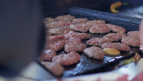 cocción de köfte (bolitas de carne turcas)