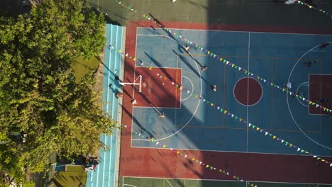 Jungs-üben-Das-Schießen-Auf-Dem-Basketballplatz-In-Buenos-Aires,-Luftaufnahmen-über-Ihnen