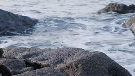 缓慢的波浪片段撞击岩石海岸