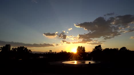 Horizonte-De-Denver-Visto-Desde-El-Parque-De-La-Ciudad-Al-Atardecer