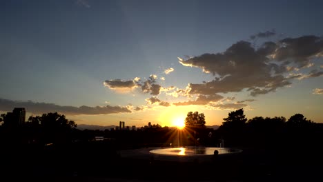 horizonte de denver visto desde el parque de la ciudad al atardecer