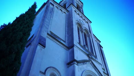 Hermosa-Pequeña-Iglesia-Francesa-En-Un-Pueblo-De-Boulbon