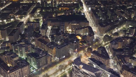 Toma-De-ángulo-Alto-De-Lapso-De-Tiempo-Cinematográfico-De-Las-Calles-De-Milán,-Luces-Y-Autos-Que-Pasan