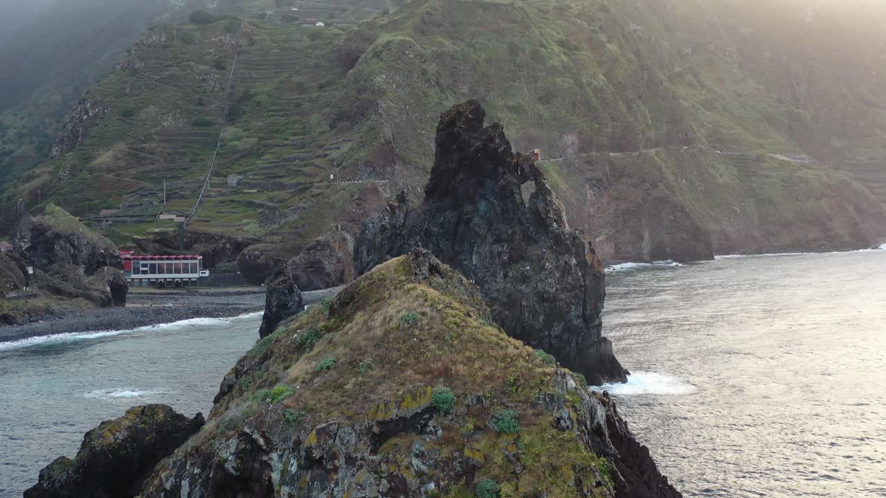 vista aérea de la formación rocosa bajo la escarpada costa de la isla de madeira, portugal