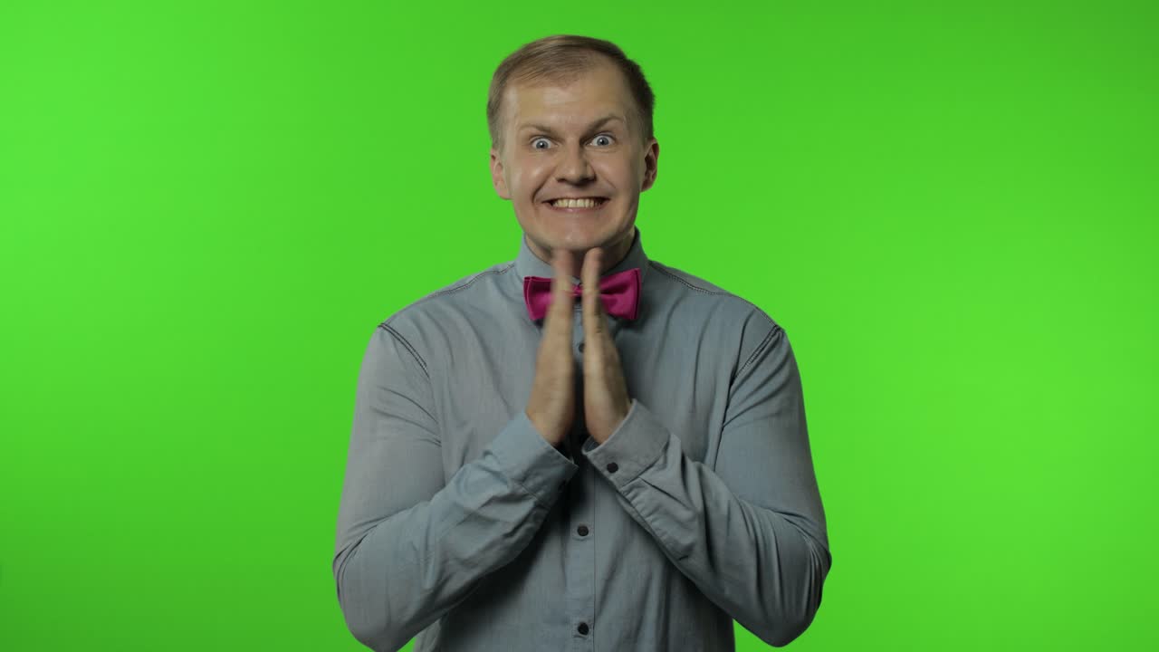 entusiasta excitado homem feliz levantando as mãos em gesto vitorioso, dançando gritando. chave de croma