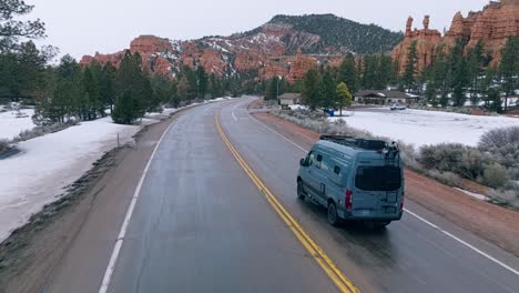 Furgoneta-Del-Viajero-Buceando-En-La-Carretera-Hacia-El-Parque-Nacional-Bryce-Canyon-Durante-El-Invierno-En-Utah,-EE.UU.