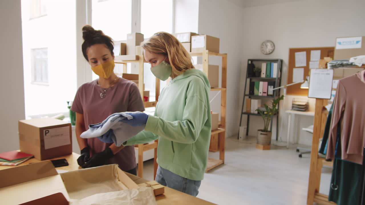 Due donne che imballano ordini in una piccola attività