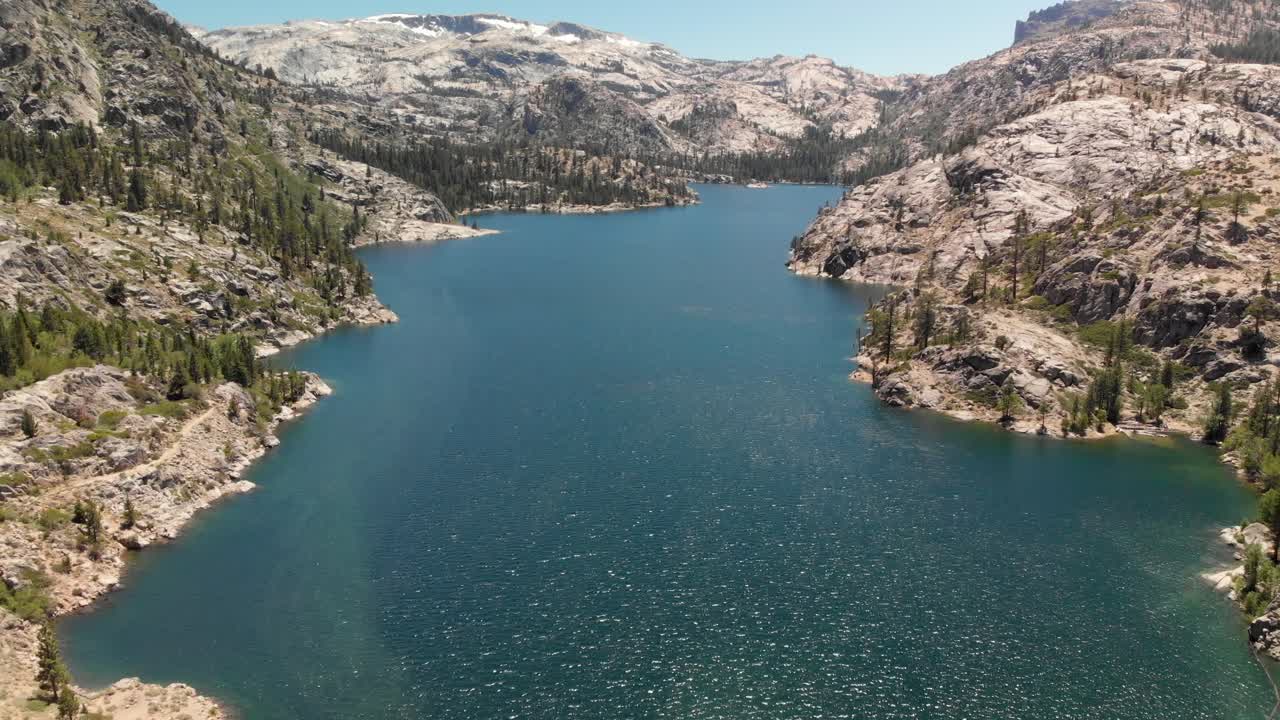 케네디 메도우 근처 캘리포니아 구호 저수지에 있는 댐의 광대한 조감도