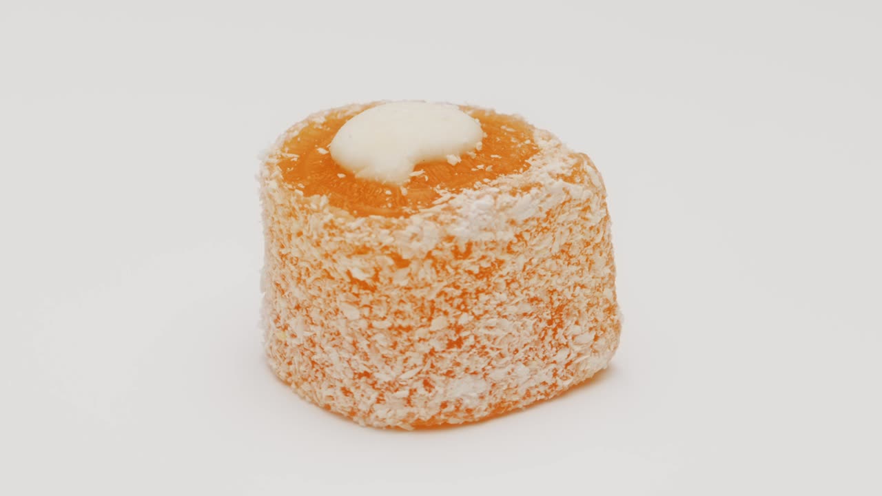 postre de delicias turcas aislado sobre un fondo blanco