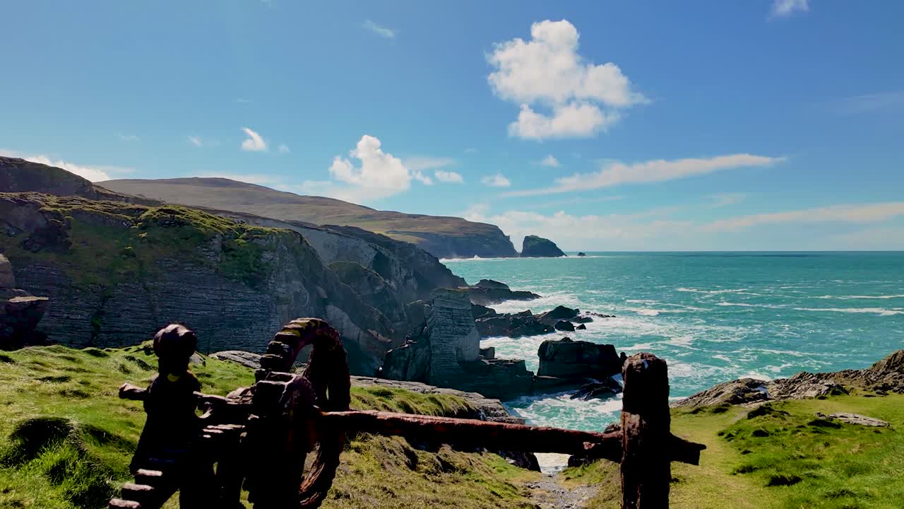 동쪽을 바라보는 dunlough castle 주차장에서 얼룩진 기계의 $k