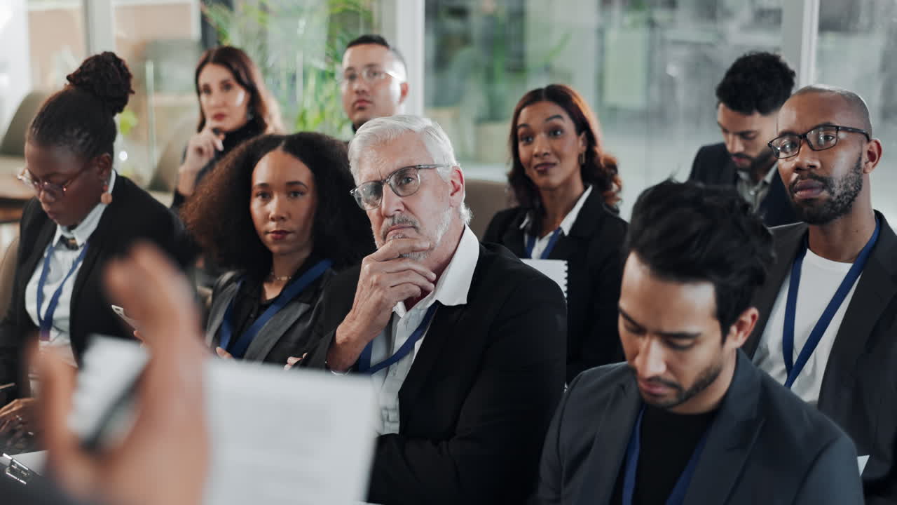 un grupo diverso de personas que asisten a una reunión de negocios o conferencia