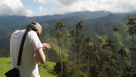 Turista-Toma-Fotos-En-El-Valle-De-Cocora-Tiro-Medio-Cámara-Lenta