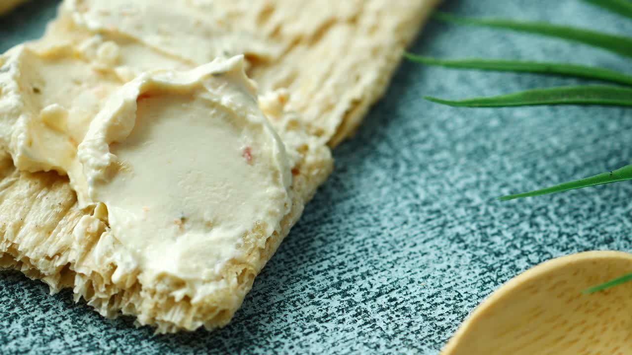 크림 치즈가 크래커에 뿌려져 있습니다.