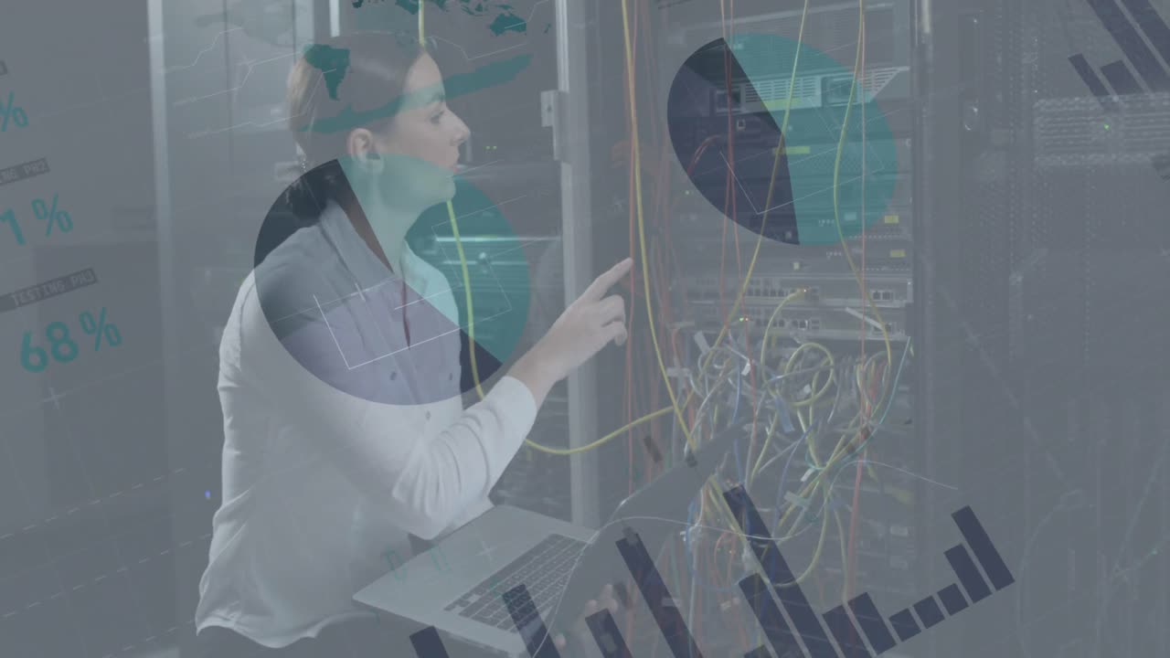 animación de datos sobre ingeniera informática caucásica con computadora portátil por servidor de computadora