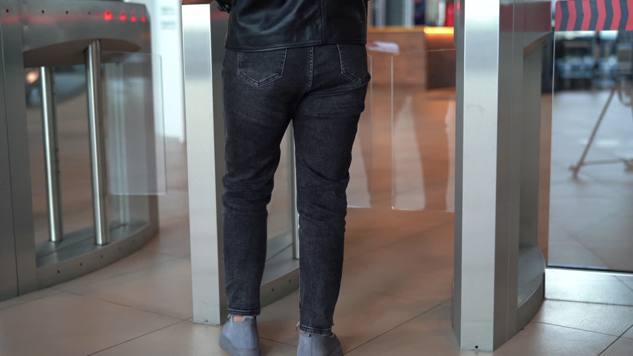 mujer pasando por la puerta de seguridad