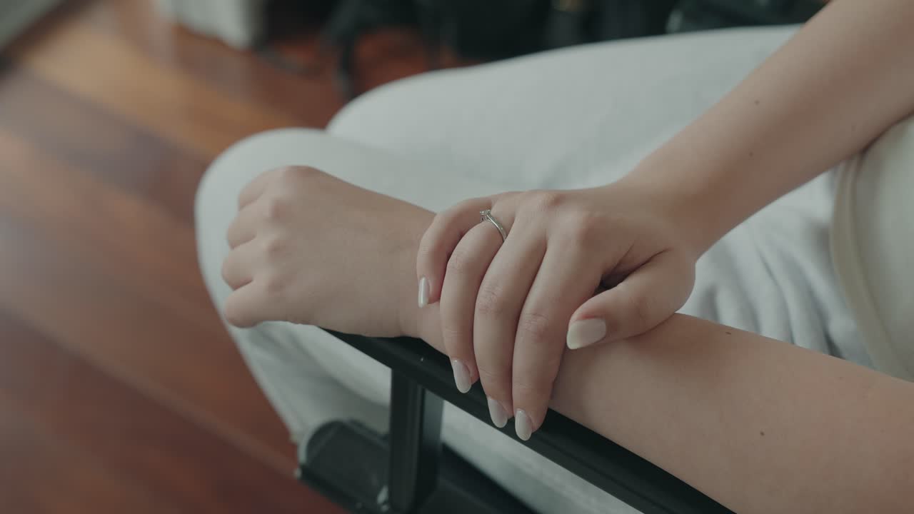 Primo piano delle mani della sposa con l'anello di fidanzamento appoggiato delicatamente prima della cerimonia