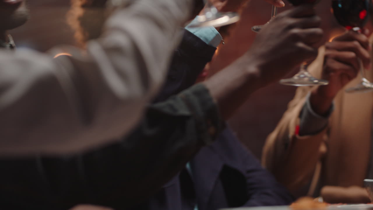 다양한 친구 그룹이 토스트를 만들고 와인을 마시고 재미있게 사교를 즐기고 레스토랑에서 얘기를 나누고 축제를 나누고 저녁을 즐기고 재결합 모임을 즐기고