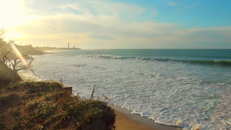 Ein-Wunderschöner-Sonnenuntergang-Und-Weiße-Schäumende-Wellen,-Die-An-Land-Auf-Der-Ile-De-Ré-In-Frankreich-Rollen