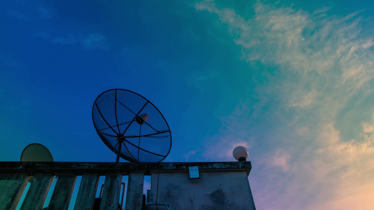 안테나 통신 위성 접시 및 하늘