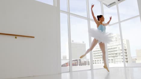 bailarina practicando el baile de ballet