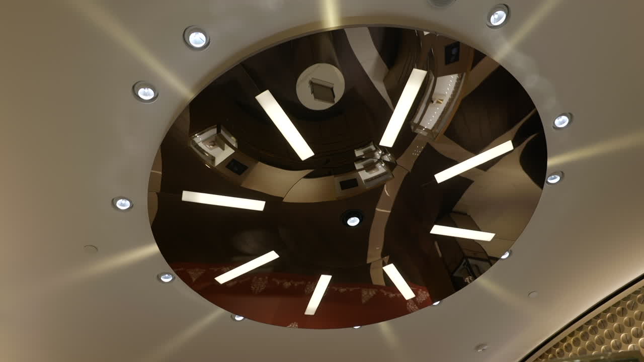 pantalla de iluminación de techo de reloj creativo abstracto en lujosa boutique de relojes de pulsera de barcelona