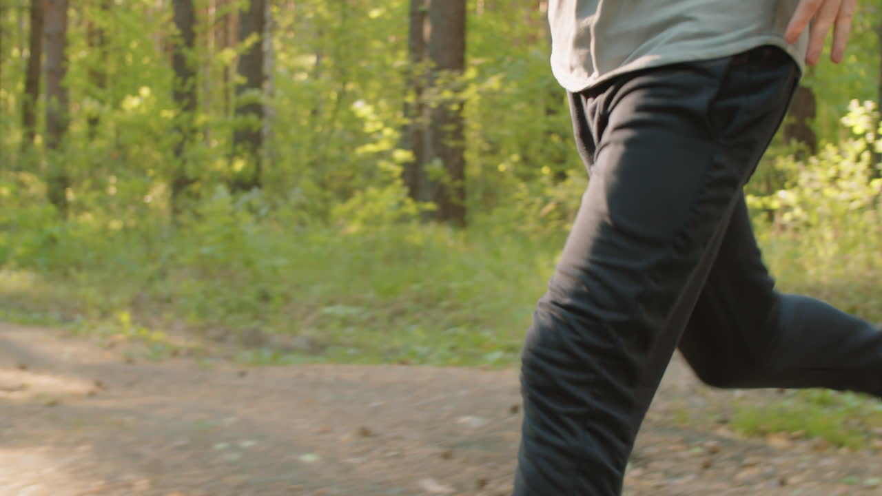 숲에서 달리는 사람