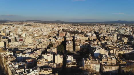 Drone-Volando-Sobre-Palma-De-Mallorca-Y-Girando-Lentamente