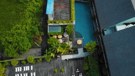 Imágenes-Cinematográficas-De-Drones-De-La-Playa-De-Berawa-En-Canggu,-Bali-Con-Hermosos-Paisajes,-Hoteles-Caros-Y-Villas-A-Través-De-Un-Clima-Tranquilo