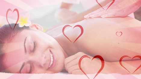 Animación-De-Corazones-Cayendo-Sobre-Una-Mujer-Caucásica-En-Un-Spa-Durante-El-Masaje