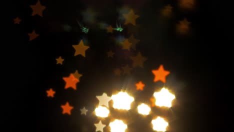 bokeh de estrella hermosa del coche en movimiento y semáforos en la noche, navidad, invierno, vacaciones o concepto de fondo de fiesta de glamour, espacio de copia