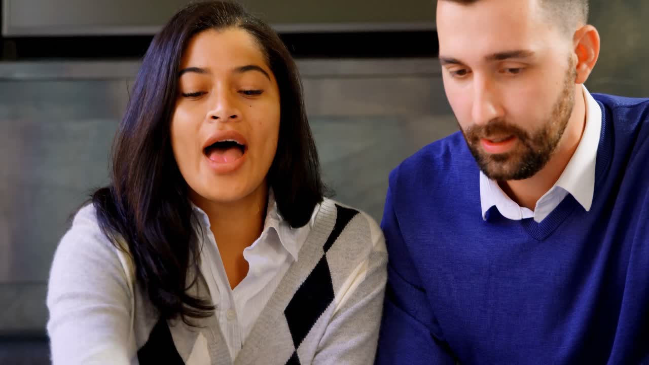 pareja discutiendo un acuerdo en la oficina 4k